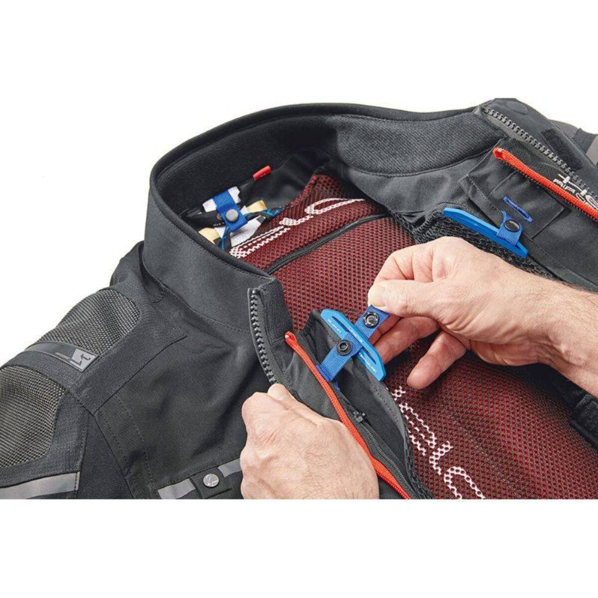 gilet-held-evestclipin-faceintegrationvestezoom-15072024