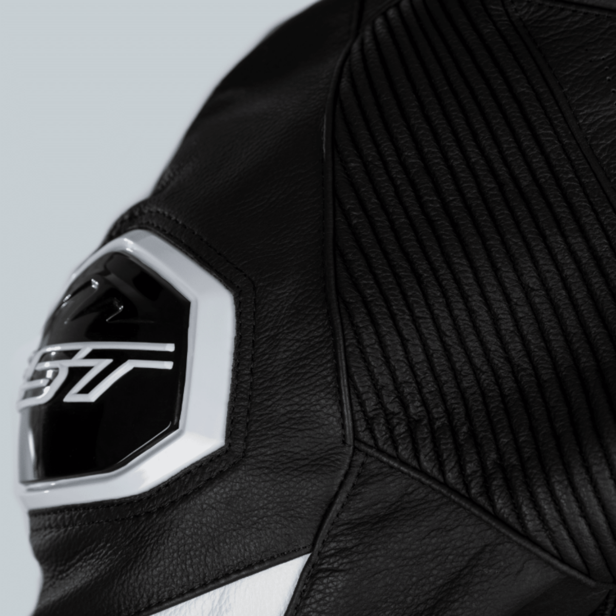 combinaison-rst-cuirpodiumairbag-zoomepauleface-blanc-15072024