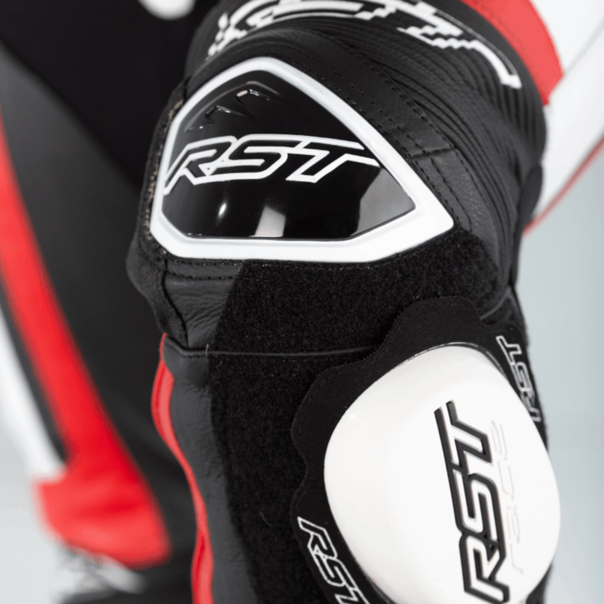 combinaison-rst-proseriesairbagcuir-zoomgenou-rouge-15072024